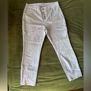 White pedal pusher d.jeans